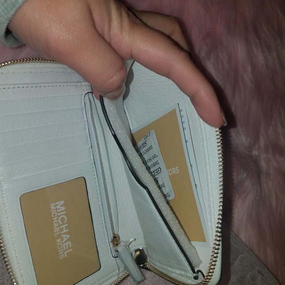 Authentic brand new michael kors wallet/wrislet. - Picture 2 of 7
